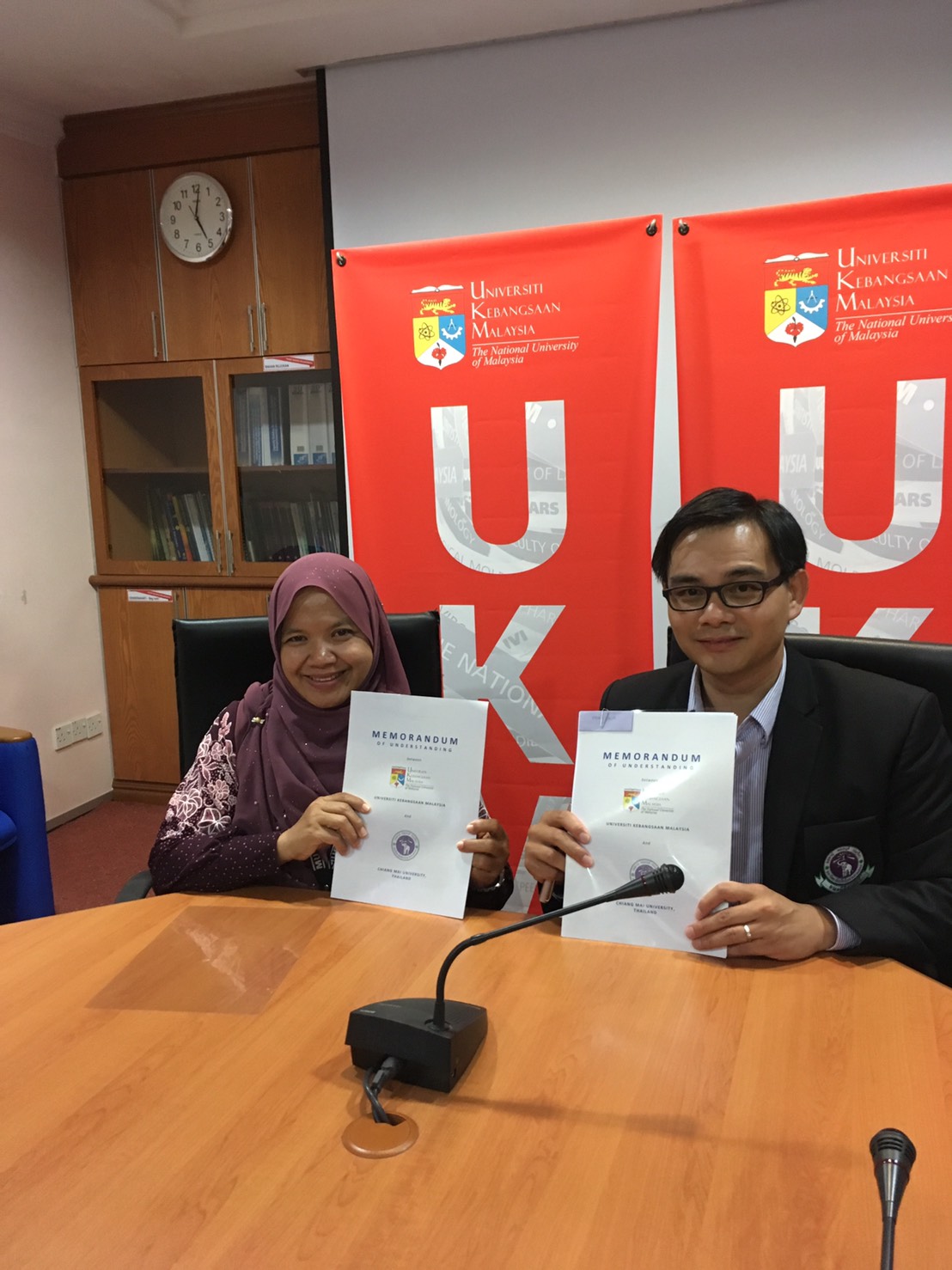 พิธีลงนามบันทึกข้อตกลงความร่วมมือทางวิชาการ ระหว่างคณะนิติศาสตร์ มหาวิทยาลัยเชียงใหม่ และ Universiti Kebangsaan Malaysia (UKM)