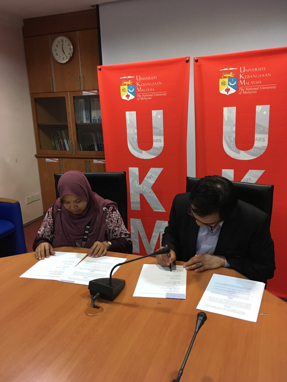 พิธีลงนามบันทึกข้อตกลงความร่วมมือทางวิชาการ ระหว่างคณะนิติศาสตร์ มหาวิทยาลัยเชียงใหม่ และ Universiti Kebangsaan Malaysia (UKM)