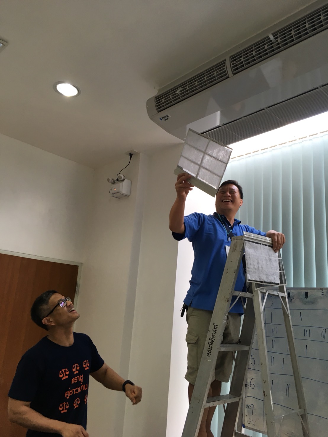 คณะนิติศาสตร์ มหาวิทยาลัยเชียงใหม่ ได้ติดตั้งเครื่องฟอกอากาศ ติดฟิลเตอร์แอร์ทุกตัว ในห้องเรียน ห้องทำงาน ห้องประชุม