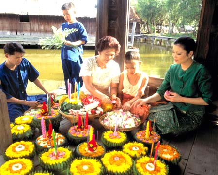 คณะนิติศาสตร์ เชิญชวนนักศึกษา และบุคลากร ร่วมส่งกระทงประดิษฐ์ด้วยใบตอง เข้าร่วมประกวด เนื่องในงานประเพณียี่เป็ง ประจำปี 2553  