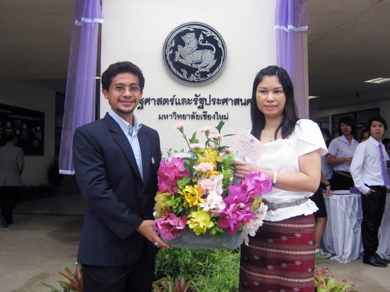เข้ามอบช่อดอกไม้แสดงความยินดีพิธีเปิดป้ายคณะรัฐศาสตร์และรัฐประศาสนศาสตร์ เข้ามอบช่อดอกไม้แสดงความยินดีพิธีเปิดป้ายคณะรัฐศาสตร์และรัฐประศาสนศาสตร์