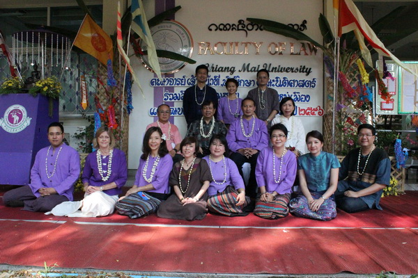 คณะนิติศาสตร์จัดงาน รดน้ำดำหัวคณบดีคณะนิติศาสตร์และคณาจารย์ผู้อาวุโส คณะนิติศาสตร์จัดงาน รดน้ำดำหัวคณบดีคณะนิติศาสตร์และคณาจารย์ผู้อาวุโส