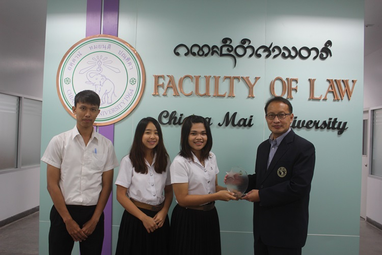 นักศึกษาคณะนิติศาสตร์ ชั้นปีที่ 4 ได้รับรางวัลรองชนะเลิศอันดับที่ 1 ในการแข่งขันตอบปัญหากฎหมายเนื่องในวันรพี ภาค 5 ประจำปี 2558 นักศึกษาคณะนิติศาสตร์ ชั้นปีที่ 4 ได้รับรางวัลรองชนะเลิศอันดับที่ 1 ในการแข่งขันตอบปัญหากฎหมายเนื่องในวันรพี ภาค 5 ประจำปี 2558