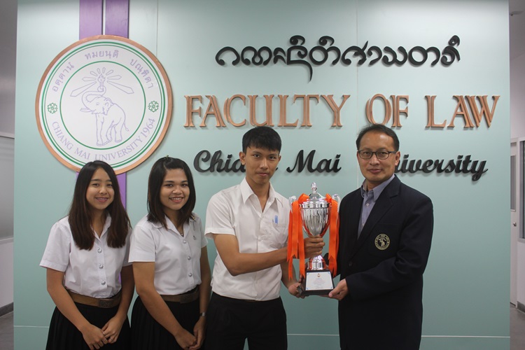 นักศึกษาคณะนิติศาสตร์ ชั้นปีที่ 4 ได้รับรางวัลรองชนะเลิศอันดับที่ 2 ในการแข่งขันตอบปัญหากฎหมายเนื่องในวันรพี ระดับประเทศ ประจำปี 2558