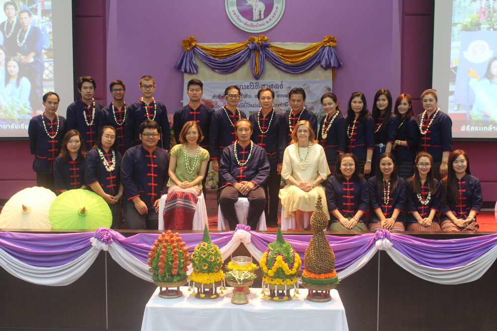คณะนิติศาสตร์จัดงาน รดน้ำดำหัวคณบดีคณะนิติศาสตร์และคณาจารย์ผู้อาวุโส คณะนิติศาสตร์จัดงาน รดน้ำดำหัวคณบดีคณะนิติศาสตร์และคณาจารย์ผู้อาวุโส