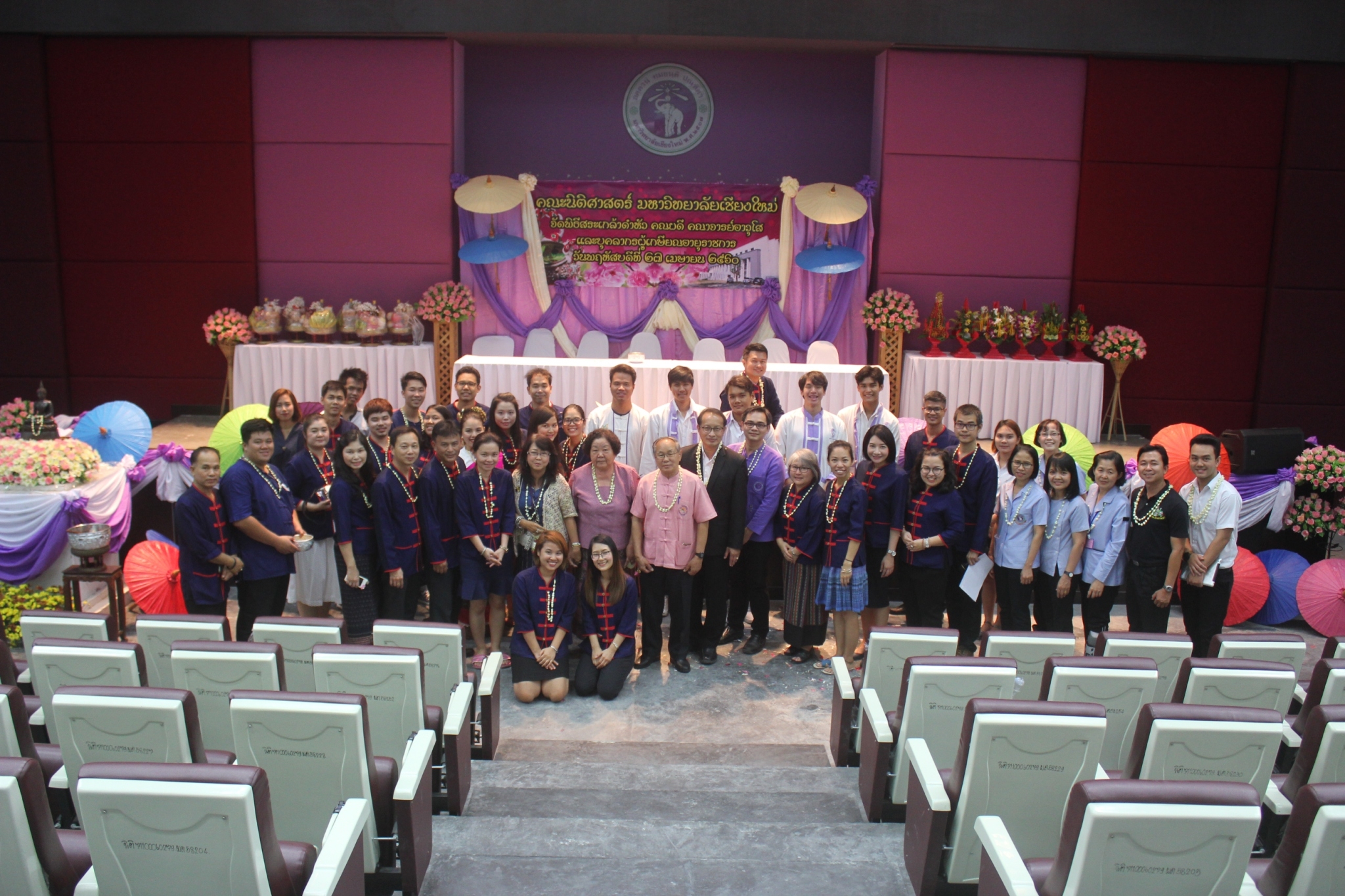 คณะนิติศาสตร์จัดงาน รดน้ำดำหัวคณบดีคณะนิติศาสตร์และคณาจารย์ผู้อาวุโส ประจำปี 2560 คณะนิติศาสตร์จัดงาน รดน้ำดำหัวคณบดีคณะนิติศาสตร์และคณาจารย์ผู้อาวุโส ประจำปี 2560