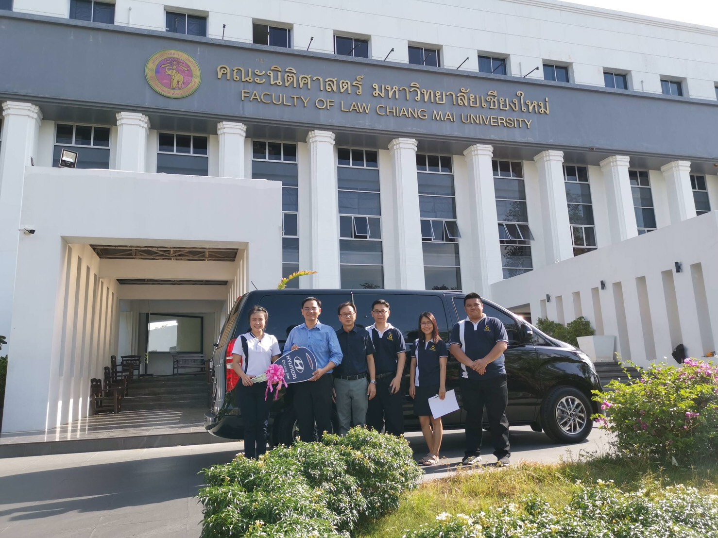 คณะนิติศาสตร์ รับมอบรถยนต์ตู้ ยี่ห้อ HYUNDAI รุ่น H1 คณะนิติศาสตร์ รับมอบรถยนต์ตู้ ยี่ห้อ HYUNDAI รุ่น H1