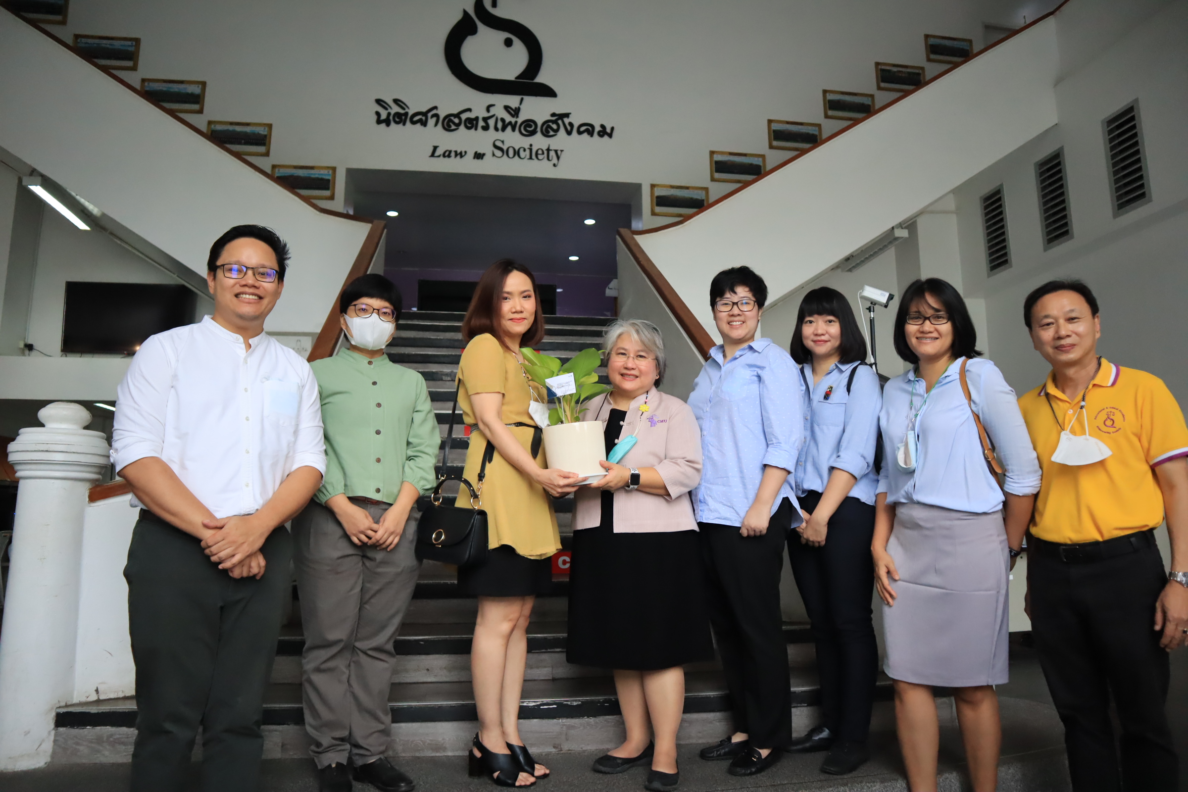 คณบดีคณะรัฐศาสตร์และรัฐประศาสนศาสตร์ร่วมแสดงความยินดีคณบดีคณะนิติศาสตร์ คณบดีคณะรัฐศาสตร์และรัฐประศาสนศาสตร์ร่วมแสดงความยินดีคณบดีคณะนิติศาสตร์