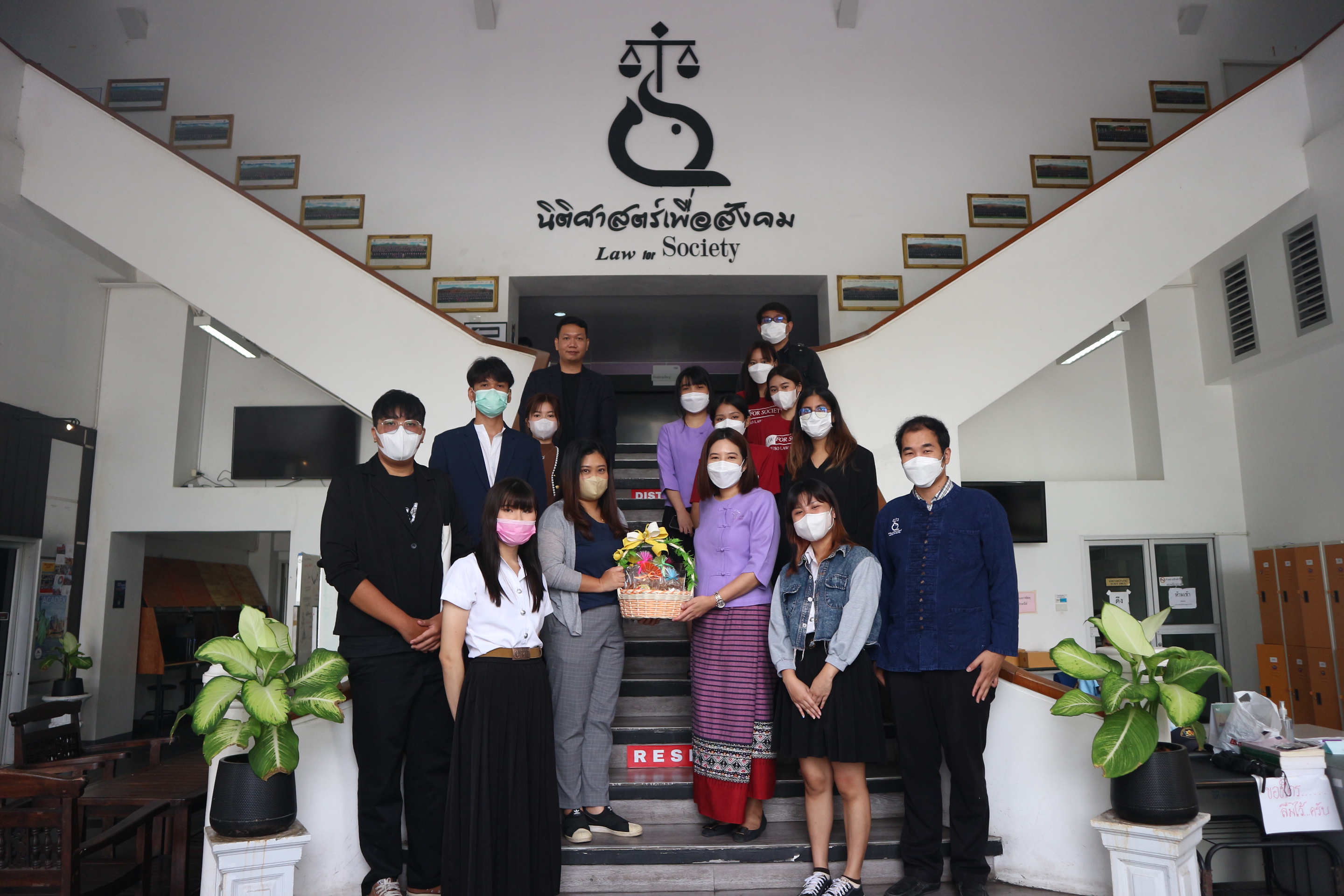 ยินต้อนรับคณาจารย์ และนักศึกษาจาก คณะมนุษยศาสตร์ และสังคมศาสตร์ มหาวิทยาลัยราชภัฏกำแพงเพชร ในโอกาสเข้าศึกษาดูงานด้านคลินิกกฎหมายและบริการวิชาการ ยินต้อนรับคณาจารย์ และนักศึกษาจาก คณะมนุษยศาสตร์ และสังคมศาสตร์ มหาวิทยาลัยราชภัฏกำแพงเพชร ในโอกาสเข้าศึกษาดูงานด้านคลินิกกฎหมายและบริการวิชาการ