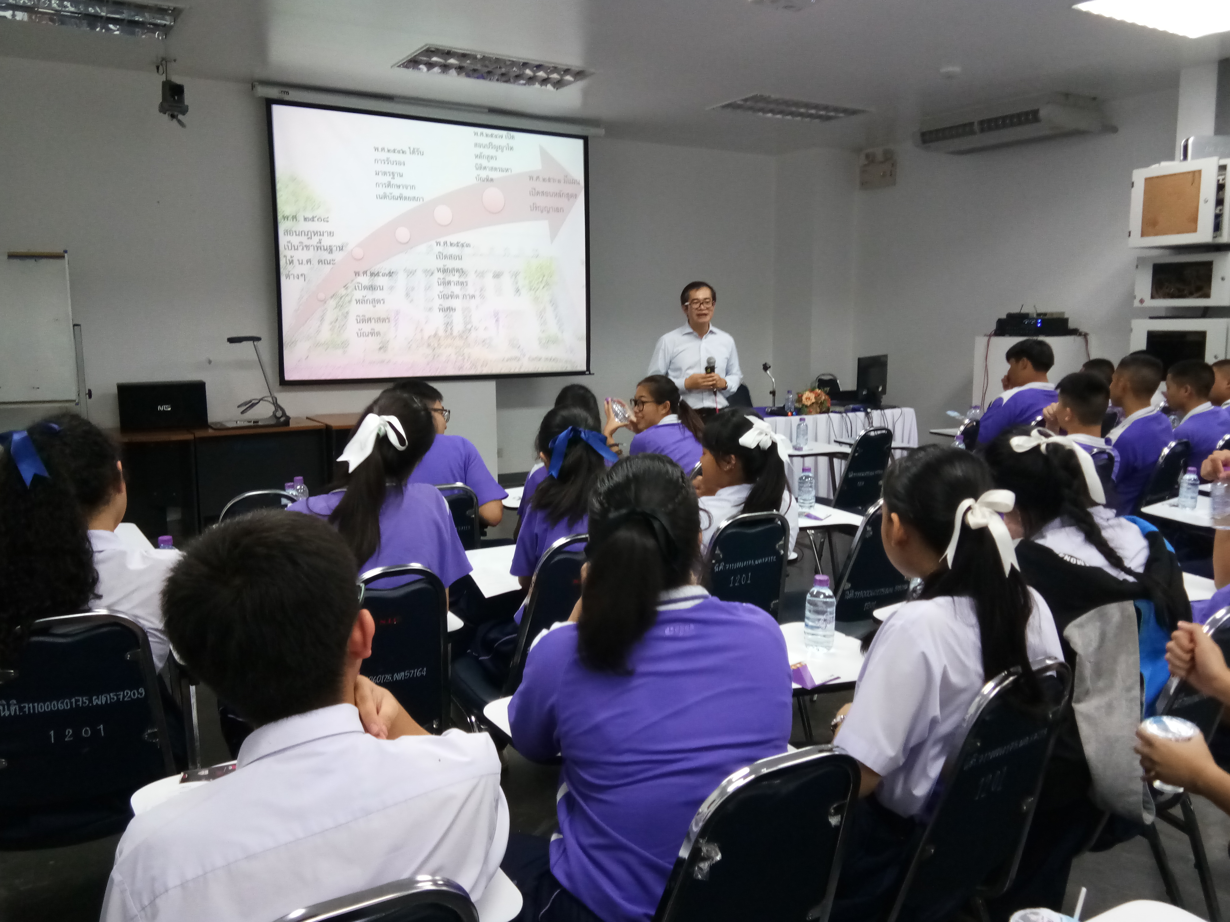 คณะนิติศาสตร์ มหาวิทยาลัยเชียงใหม่ ให้การต้อนรับคณะครูและนักเรียน ชั้นมัธยมศึกษาปีที่ 5 โรงเรียนสาธิตมหาวิทยาลัยเชียงใหม่