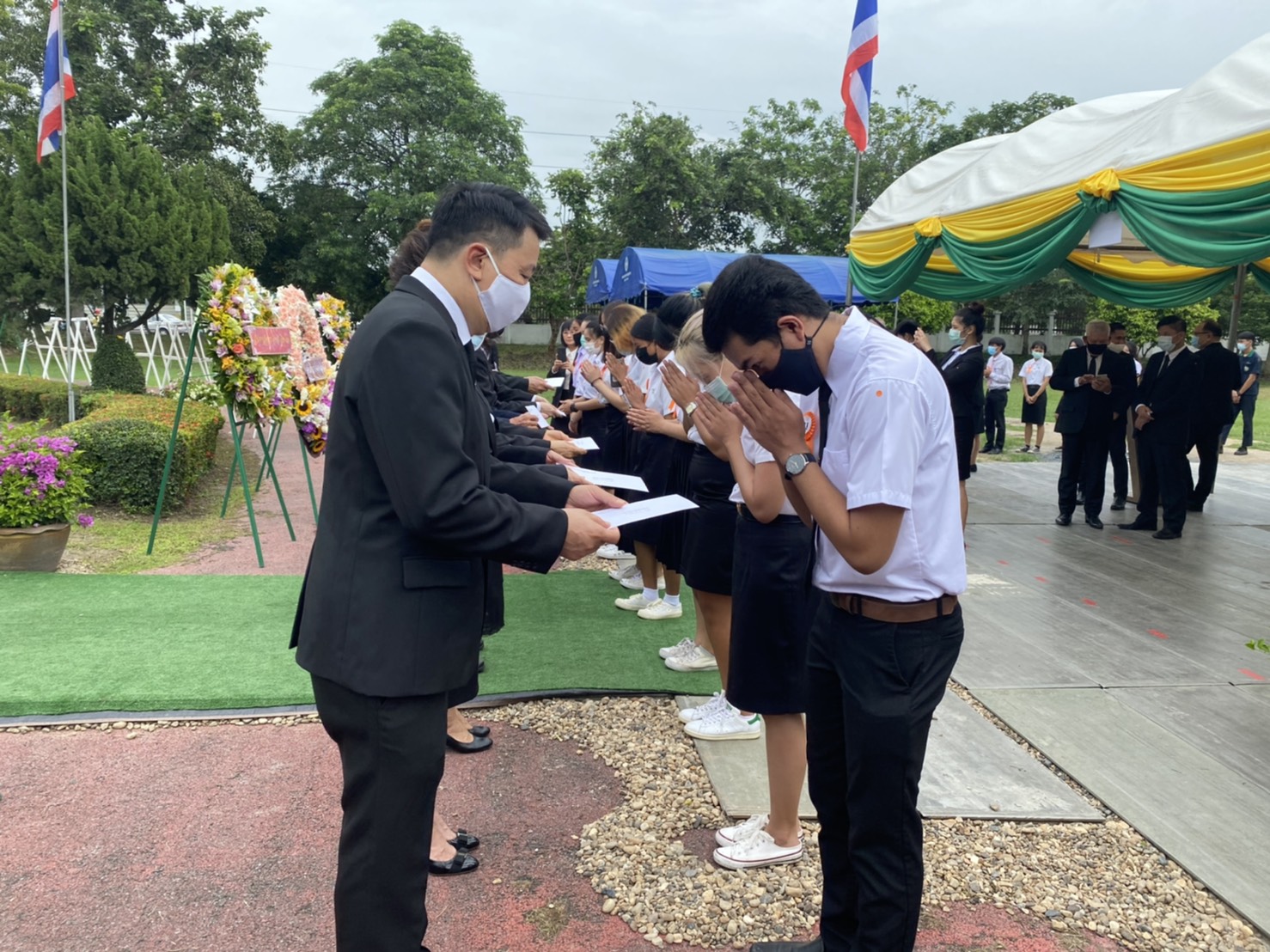 คณะนิติศาสตร์ มหาวิทยาลัยเชียงใหม่ ร่วมถวายพวงมาลาเนื่องในงานวันรพี ประจำปี 2563
