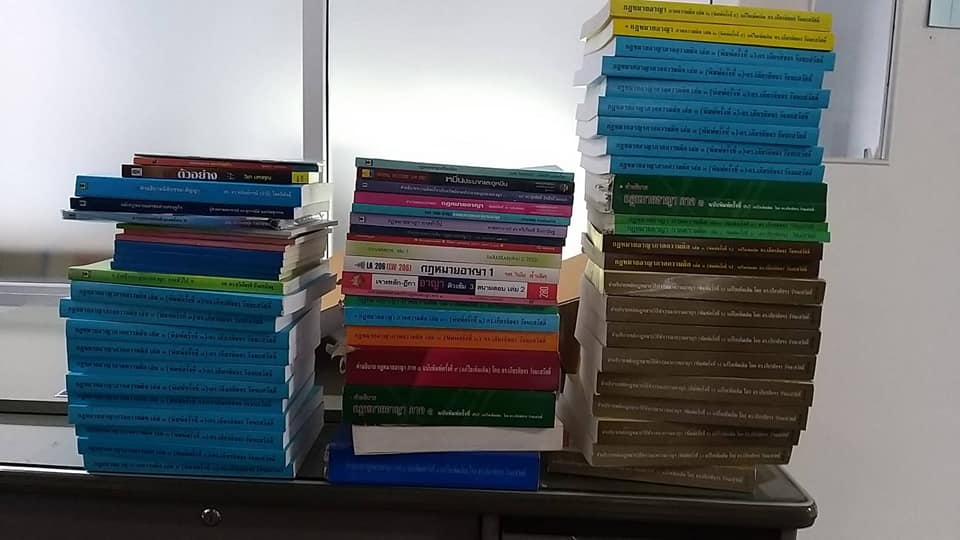 ผู้ช่วยศาสตราจารย์ ชาตรี เรืองเดชณรงค์ ได้มอบหนังสือกฎหมายจำนวน 67 เล่ม ให้กับทางกลุ่มกิจกรรมตราชูเพื่อนักศึกษา