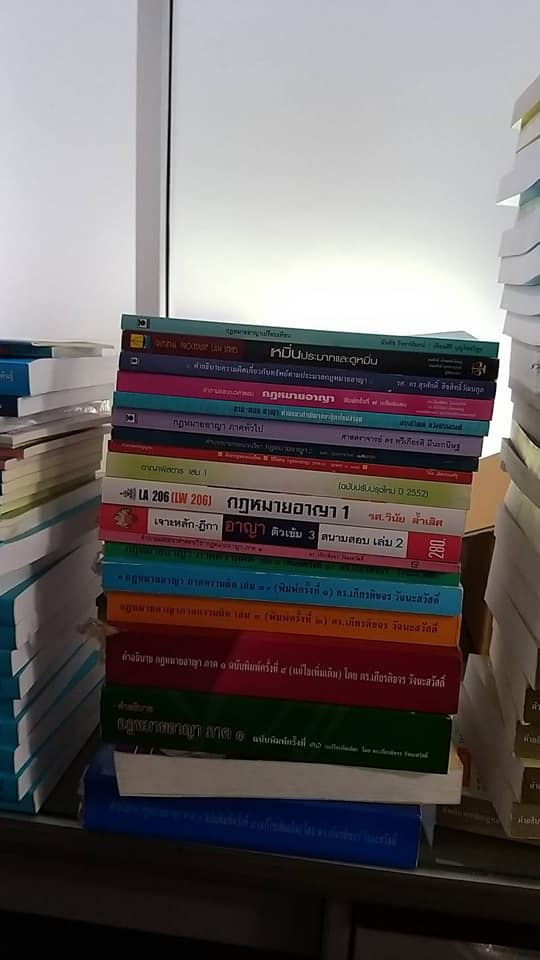 ผู้ช่วยศาสตราจารย์ ชาตรี เรืองเดชณรงค์ ได้มอบหนังสือกฎหมายจำนวน 67 เล่ม ให้กับทางกลุ่มกิจกรรมตราชูเพื่อนักศึกษา