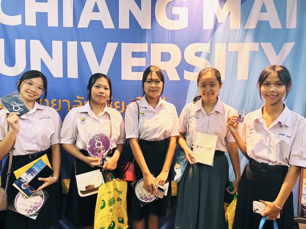 คณะนิติศาสตร์ มหาวิทยาลัยเชียงใหม่ ร่วมออกบูธแนะนำหลักสูตรนิติศาสตร์ ในงานตลาดนัดหลักสูตรอุดมศึกษา มหาวิทยาลัยขอนแก่น (KKU Academic Fair) ประจำปี พ.ศ. 2568