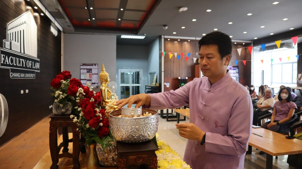 💧 คณะนิติศาสตร์ มหาวิทยาลัยเชียงใหม่ จัดพิธีรดน้ำดำหัว สืบสานประเพณีล้านนา สร้างสายใยแห่งความเคารพ